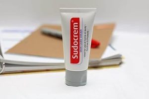 Crema para el Cuidado de la Piel, Crema Hidratante Corporal en Tubo de 30g - Product Image 2
