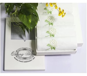 Serviettes de table en coton brodées sur mesure, motif hortensia, durables, lavables en machine, pour événements à domicile et mariages - Product Image 3