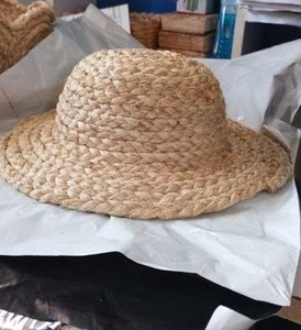 หมวกฟางใยกล้วยพรีเมียม ปีกกว้าง ทอจากวัสดุรักษ์โลก หมวกชายหาดฤดูร้อน น้ำหนักเบา ระบายอากาศได้ดี ป้องกันรังสียูวี หมวกสำหรับกิจกรรมกลางแจ้ง - Product Image 6