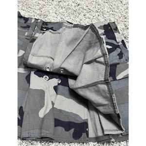 Kilt écossais utilitaire camouflage gris avec poches cargo et rabats à pression, style rock punk - Product Image 5