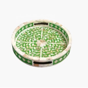 Vente en gros de plateaux ronds en nacre en bois vert pour servir la combinaison de décoration intérieure en Arabie saoudite et à Singapour - Product Image 1