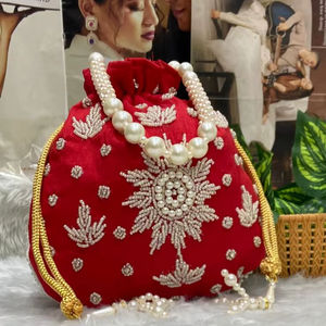 Pochette Potli en Velours Rouge Broderie Perles, Sac à Cordon Fait Main avec Poignée Perlée, Pochette de Mariage Ethnique pour Fête, Sac à Main de Mariée - Product Image 1