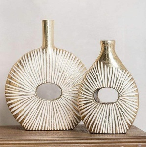 Jarrones de Aluminio Cuadrados de Alta Demanda, Tendencia Actual, con Líneas Doradas y Blancas, Patrón Texturizado, Diseño Moderno con Centro Recortado, Ideales para Bodas - Product Image 1