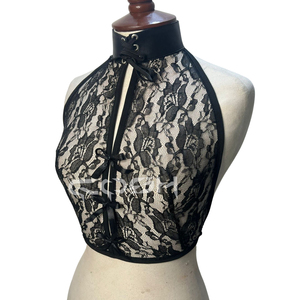 Top corto tipo halter de encaje floral negro con cuello de encaje de imitación de cuero - Product Image 2