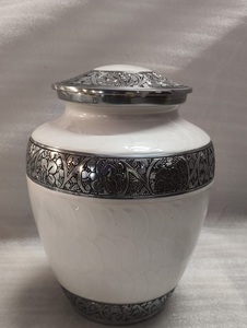 Urna Funeraria Artesanal de Fabricante Confiable para la Conservación de Cenizas Conmemorativas, con Hermosa Superficie Grabada y Calidad Premium - Product Image 1