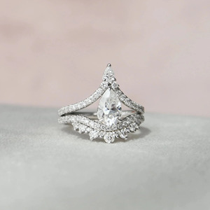 Bague de fiançailles en or blanc avec diamant de laboratoire taille poire et diadème - Product Image 5