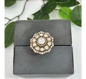 แหวนทองชุบคุณภาพพรีเมียม ดีไซน์หรูหราทันสมัย ประดับเพชรซิคอนและคุนดัน ปรับขนาดได้ เหมาะสำหรับงานแต่งงานและงานปาร์ตี้สำหรับผู้หญิง - Product Image 2