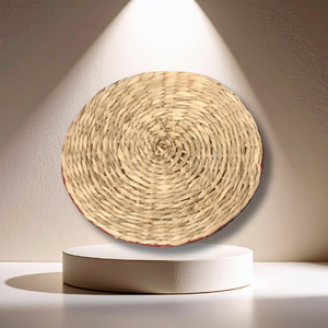 Sous-verres en jonc de mer tressé en spirale avec bordure rouge, ajoutant un charme naturel aux tables à manger et aux collections de décoration intérieure - Product Image 3