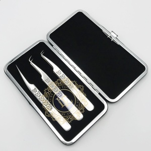 Pinzas de extensión de pestañas con patrón de mariposa probadas a mano con acabado pulido plateado Caja magnética de acero inoxidable Etiqueta privada - Product Image 3