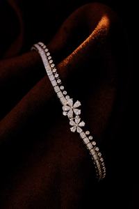 AMBER JEWELS T-984 Brazalete de Boda Unisex con Flor Romántica de Piedra Natural, Chapado en Oro de 18K, Cadena de Aleación de Cobre, Certificado IGI - Product Image 4