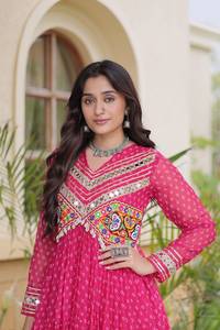 Robe Anarkali traditionnelle pour femmes, longue, rose, imprimé Bandhani, patchwork Kutchi, coupe ample, robe de festival indienne Navratri - Product Image 4