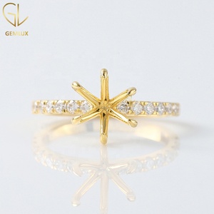 Anillo de Oro de 14k con Montura Semicompleta, Diamante Moissanita de Corte Redondo con Anillo de Acento - Product Image 1