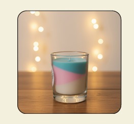 Bougie moderne en verre rond avec couches bleues, roses et blanches, sans gouttes, parfumée, pour intérieur, style barbe à papa - Product Image 3
