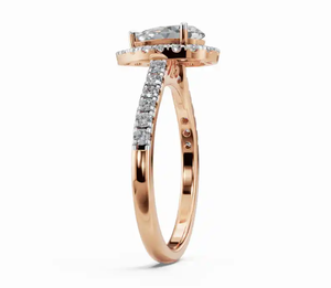 Anillo de diamantes Pear Halo con un peso total de 0840 quilates y 29 diamantes brillantes para un aspecto radiante y sofisticado - Product Image 2