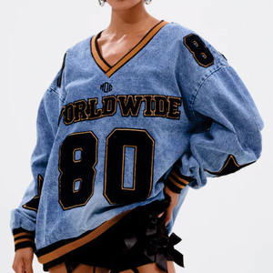 เสื้อสเวตเชิ้ตทรงวาร์ซิตี้สไตล์เดนิมโอเวอร์ไซส์สำหรับผู้หญิงสุดเทรนดี้  ตกแต่งด้วยตัวเลขแบบแอพพลิเค  คอวี  ผลิตแบบ OEM สำหรับแบรนด์ส่วนตัว  รับผลิตจำนวนมาก - Product Image 1