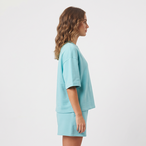 Ensemble de vêtements de sport pour femmes avec logo personnalisé en coton et polyester, t-shirt uni et short au-dessus du genou, col rond, tissu personnalisé pour l'été - Product Image 2