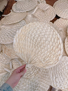 Abanico de mano de hoja de palma tejida |   Ventilador de mano para recuerdo de boda, suministro para fiestas, Vietnam - Product Image 5
