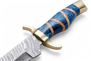 Couteau de camping à lame fixe en acier Damas artisanal avec manche en résine de bois bleu et garde en laiton pour utilisation sur le terrain et collection - Product Image 4
