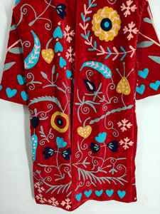 Kimono largo rojo de terciopelo Suzani bordado a mano, abrigo cálido de invierno para mujer, abrigo de algodón Suzani, chaqueta bordada a mano. - Product Image 3