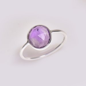 Bague en améthyste naturelle faite à la main en argent sterling 925, bague délicate à facettes avec pierre précieuse, bijoux minimalistes élégants pour femmes, cadeau pour elle - Product Image 2