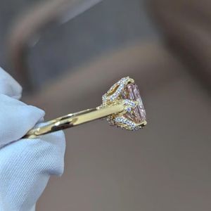 Bague de fiançailles solitaire en diamant rose de 3,00 carats, taille radiant, cultivé en laboratoire, or jaune 14 carats, certifiée IGI, sertie à griffes, pour elle - Product Image 3