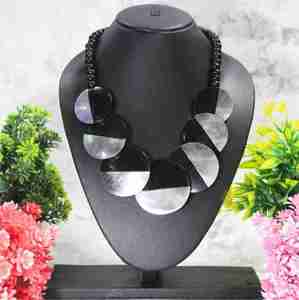 Collier artisanal unique en résine, best-seller, création indienne, accessoires de luxe pour femmes. - Product Image 1