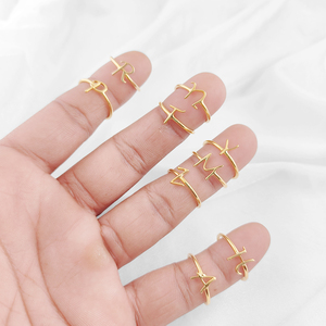 Anillo de Plata de Ley 925 con Inicial “M” - Banda Apilable Chapada en Oro Hecha a Mano para Mujer - Product Image 4