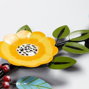 Couronne métallique vibrante avec des fleurs peintes colorées, des fougères vertes luxuriantes, des baies mélangées et des accents floraux fantaisistes pour la décoration - Product Image 4
