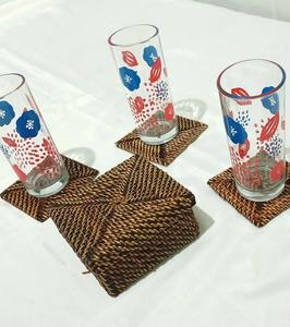 Alfombrillas cuadradas básicas de ratán para uso diario, protegen las superficies de la condensación o derrames y los escritorios de la oficina de las tazas. De la India. - Product Image 4