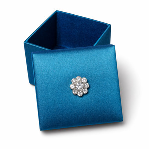 กล่องของชำร่วยงานแต่งงานไม้สีน้ำเงินรอยัล พร้อมเข็มกลัดคริสตัล |   ผลงานสร้างสรรค์อันทรงเกียรติ |   เชียงใหม่ ประเทศไทย |   ความหรูหราสมัยใหม่ |   OEM - Product Image 3