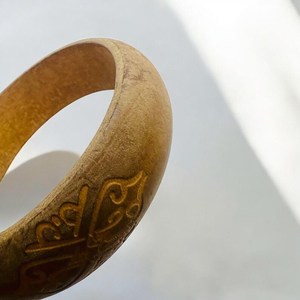 กำไลข้อมือไม้ประดิษฐ์ดีไซน์หรูหรา สไตล์แซงเกรีย แกะสลักด้วยมือ ตกแต่งด้วยชิปทองเหลือง งานฝีมือแฟชั่นระดับพรีเมียม - Product Image 2