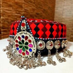 Auténtico collar tribal afgano Kuchi con monedas de plata vintage y detalles de cristal rojo en un cordón textil negro trenzado. - Product Image 5