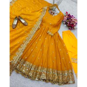 Belle robe jaune pour femme avec broderie et séquences Taille L La marque WW comprend un ensemble Pent et Dupatta - Product Image 2