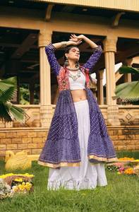 Ensemble Lehenga en coton brodé violet avec blouse et shrug imprimé – Tenue indienne traditionnelle pour femme, longueur ras du sol, coupe classique - Product Image 1