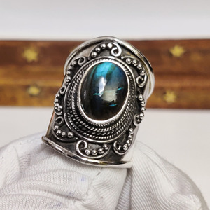 Bague en labradorite naturelle, bijoux en pierres précieuses faits à la main, bague en pierre à reflets bleus, cadeau unique pour femmes - Product Image 1