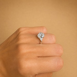 Bague de fiançailles en or blanc 14 carats avec diamant ovale de 2 carats cultivé en laboratoire, trois pierres, diamants latéraux taille triligne, clarté VVS2, couleur E, IGI - Product Image 3