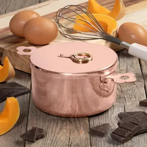 หม้อตุ๋นทองแดงตีลายพิเศษสำหรับคริสต์มาส พร้อมฝาปิดสแตนเลสสตีลหรูหราเคลือบทอง ขนาดเส้นผ่านศูนย์กลาง 33 ซม. ใช้กับเตาอบได้ เหมาะสำหรับเทศกาล อีดมูบารัค - Product Image 3