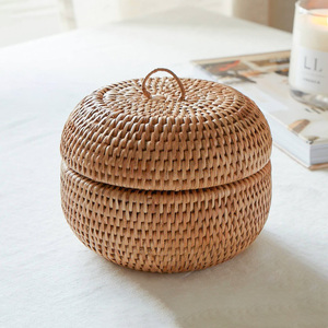 Paniers de rangement et accessoires de décoration en rotin de luxe, tressés à la main, avec couvercle naturel. - Product Image 1