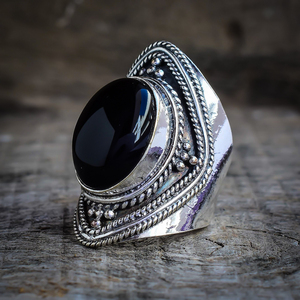 Bague Classique pour Femme en Argent avec Onyx Noir, Large Bande et Sertissage Clos, Idéale pour Mariages et Anniversaires - Product Image 2