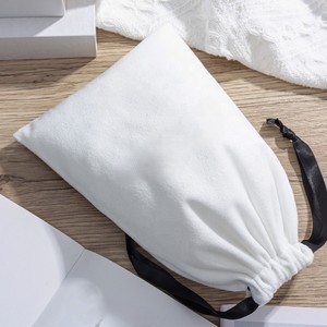 Sac d'emballage blanc imprimé avec cordon de serrage, fermeture élastique en cordon noir, tissu doux en polyester/coton, résistant à l'eau, écologique - Product Image 1