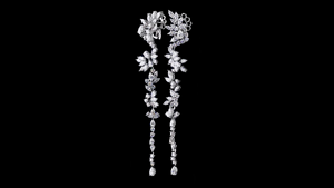 Boucles d'oreilles pendantes longues en diamants de laboratoire de créateur avec grappes florales, bijoux élégants pour occasions habillées et soirées. - Product Image 2