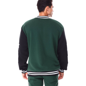Chaqueta Universitaria Verde y Negra con Gráficos de Estrellas Blancas en las Mangas y Logotipo Personalizado - Product Image 3