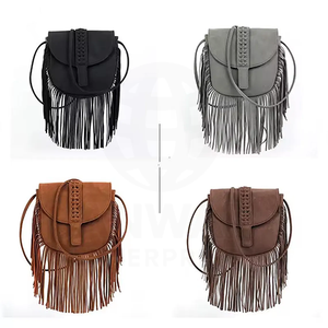 Sac bandoulière en cuir véritable imprimé gaufré avec fermeture tressée, disponible en noir, gris et marron - Product Image 1