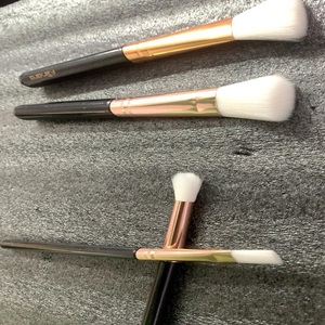 Pinceau de maquillage professionnel végétalien, sans cruauté, à poils synthétiques doux, applicateur de beauté protecteur - Product Image 6