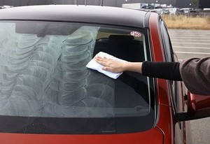 Liquide lave-glace de qualité supérieure, améliorant la clarté et repoussant l'eau, adapté pour maintenir un pare-brise clair pendant les tempêtes - Product Image 5