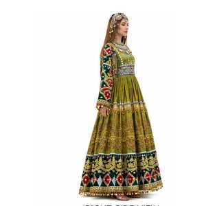 Robe de mariée longue brodée style bohème afghane Kuchi, col en V, manches longues, coupe trapèze, grande taille, motif vert, rouge et doré - Product Image 3