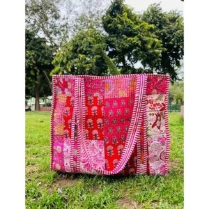 Bolsa de algodón acolchada floral de lujo, hecha a mano, ligera, ecológica, con cremallera, para la playa, verano, compras, fin de semana. - Product Image 3