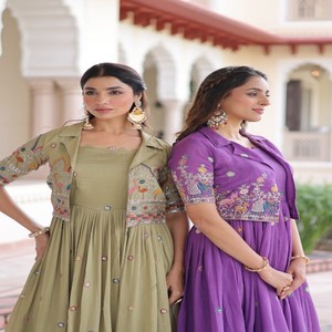 Vestido de Seda para Mujer VASTRA COTTAGE con Lentejuelas, Bordado con Hilo Zari, Sin Mangas, Cuello Redondo de Diseñador, con Koti Bordado - Product Image 5