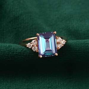 Anillo de Alejandrita en Plata de Ley 925 con Baño de Oro de 14K, Gema que Cambia de Color, Certificado IGI, Corte Esmeralda, Diseño Art Deco, Elegante - Product Image 1