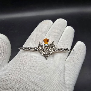 Broche Épingle à Kilt Vintage Écossaise 1950 Motif Thistle Tressage Celtique 76mm de Long Cristal Orange Citrine - Product Image 1